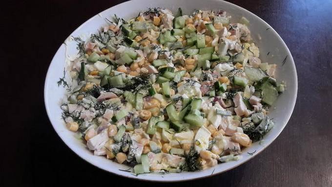 Geräucherter Hühnersalat mit Tomaten, Ei und Gurke