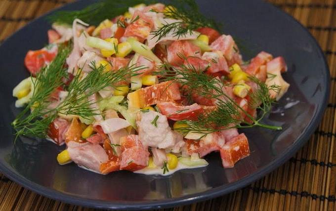 Geräucherter Hühnersalat mit Tomaten und Ei