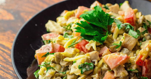 Geräucherter Hühnersalat mit Tomaten, Käse und Knoblauch