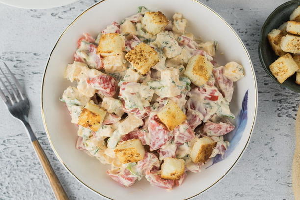Geräucherter Hühnersalat mit Tomaten, Käse und Croutons