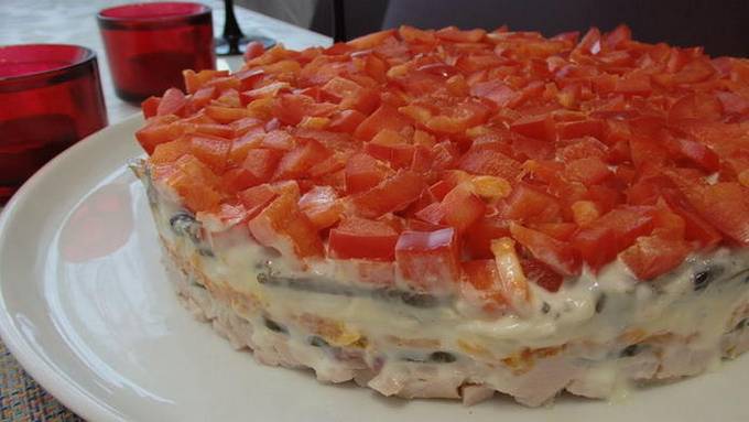 Insalata di sfoglia con pollo affumicato, pomodori e formaggio
