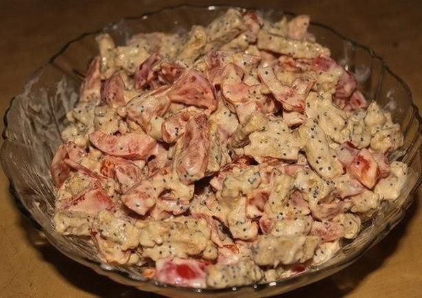 Geräucherter Hühnersalat mit Tomaten und Käse