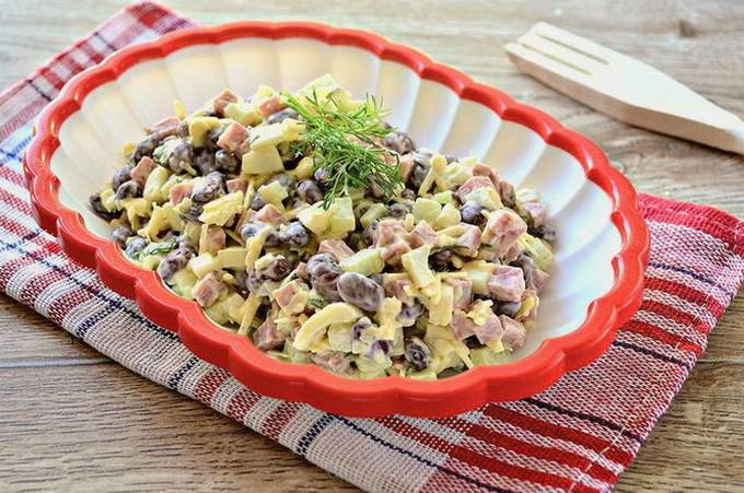 Geräucherter Hühnersalat mit Bohnen und Eiern
