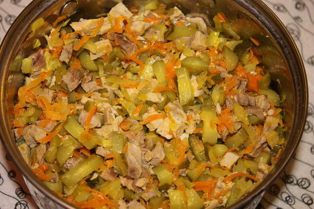 Salat mit Hühnchen, Gurken, Karotten und Zwiebeln