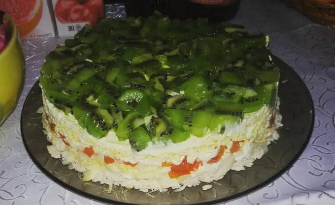 Salat mit Hühnchen, Kiwi, Tomaten und Käse