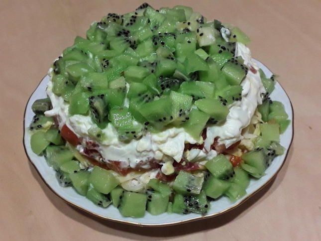 Insalata di smeraldo con pollo e kiwi