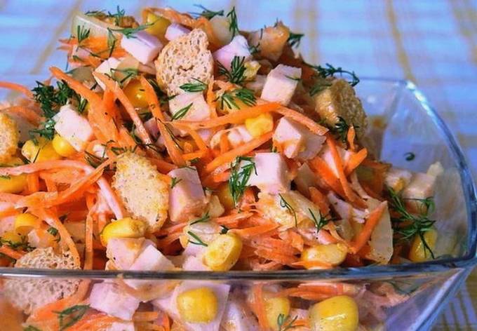 Hühnersalat mit koreanischen Karotten, Mais und Croutons