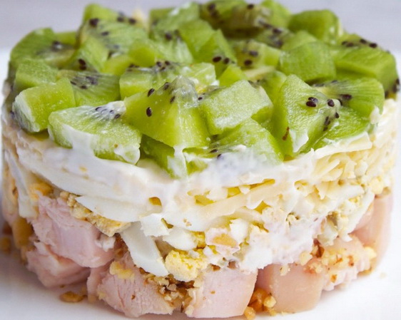 Hühnchen-, Kiwi- und Tomatensalat