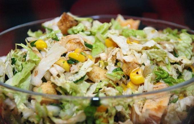Salat mit geräuchertem Hühnerfleisch, Chinakohl und Croutons