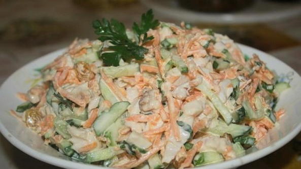 Geräucherter Hühnersalat mit frischen Gurken und koreanischen Karotten