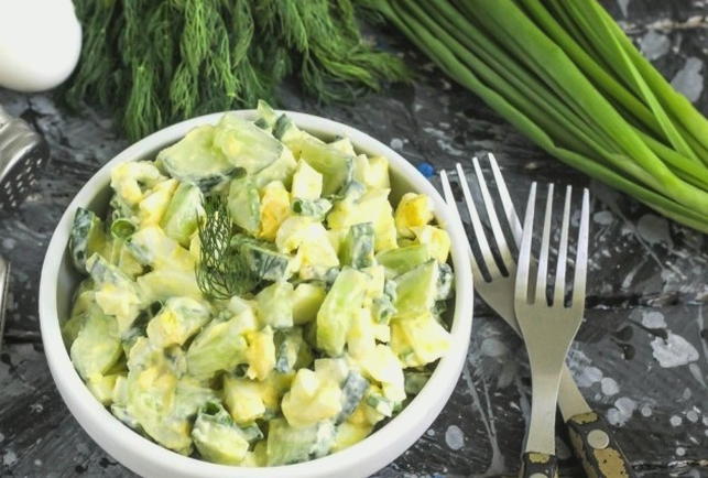 Geräucherter Hühnersalat, frische Gurken und Ei