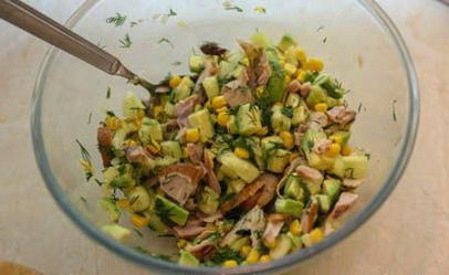 Geräucherter Hühnersalat mit frischen Gurken und Mais