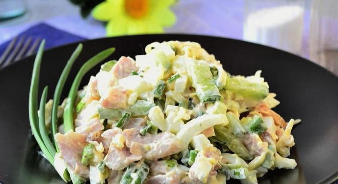 Geräucherter Hühnersalat, frische Gurken und Käse