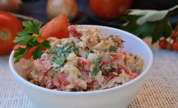 Røget kyllingsalat med tomater og peberfrugt
