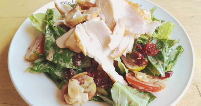 Geräucherter Hühnersalat mit Tomaten und Eisbergsalat