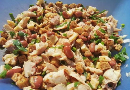 Geräucherter Hühnersalat mit Bohnen und Käse
