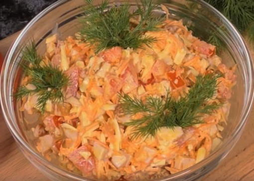 Geräucherter Hühnersalat mit koreanischen Karotten und Tomaten