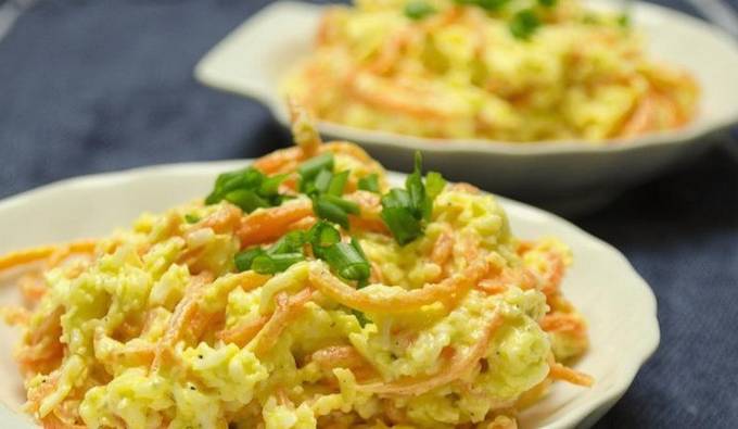 Geräucherter Hühnersalat mit koreanischen Karotten und Ei
