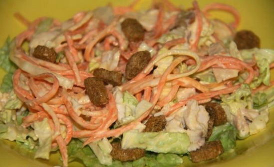 Geräucherter Hühnersalat mit koreanischen Karotten und Croutons