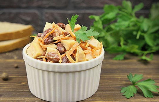 Insalata di pollo affumicato con carote e fagioli coreani