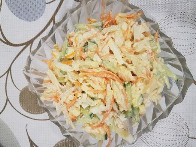 Geräucherter Hühnersalat mit koreanischen Karotten, Gurken und Ei