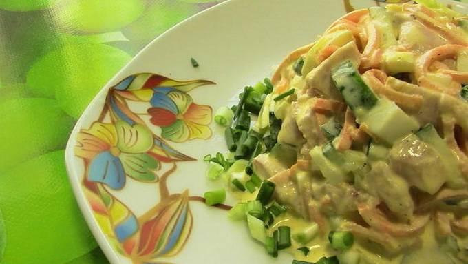 Geräucherter Hühnersalat mit koreanischen Karotten, Gurken und Käse