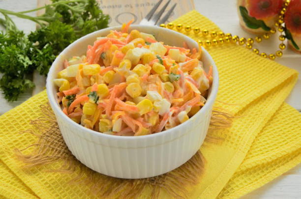 Geräucherter Hühnersalat mit koreanischen Karotten, Mais und Ei