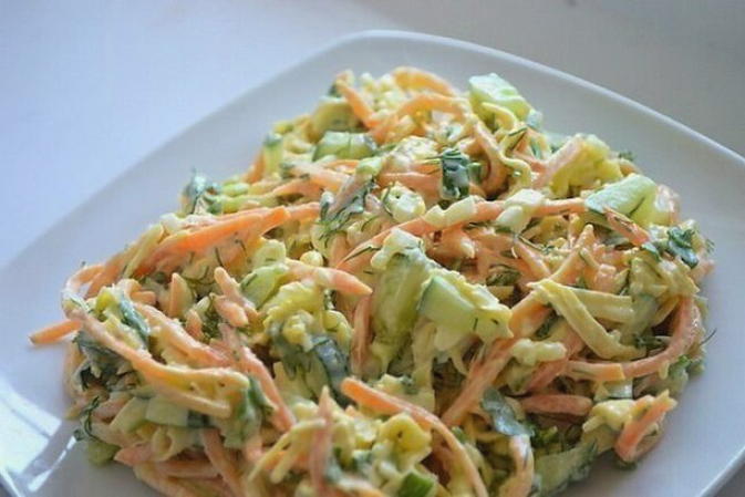 Geräucherter Hühnersalat mit koreanischen Karotten, Mais und Gurke