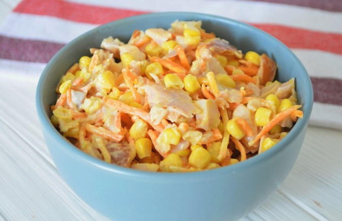 Geräucherter Hühnersalat mit koreanischen Karotten und Mais