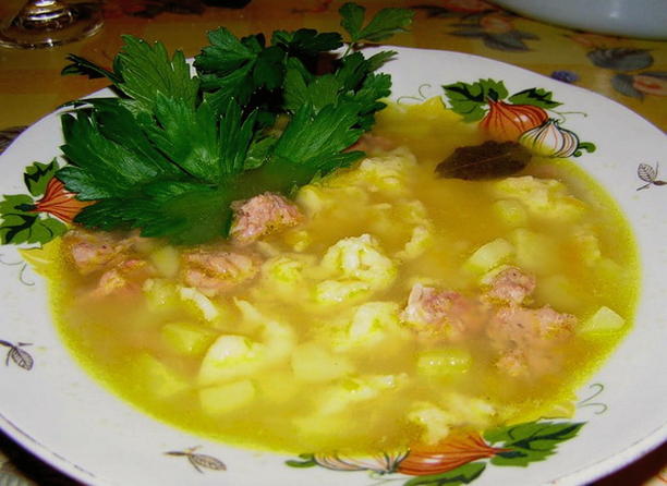 Erbsensuppe mit geräuchertem Fleisch in einem Redmond Slow Cooker