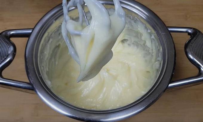 Gelato alla crema con latte e amido per torta