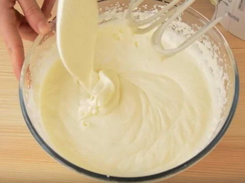 Sahneeisbecher für Kuchen zu Hause