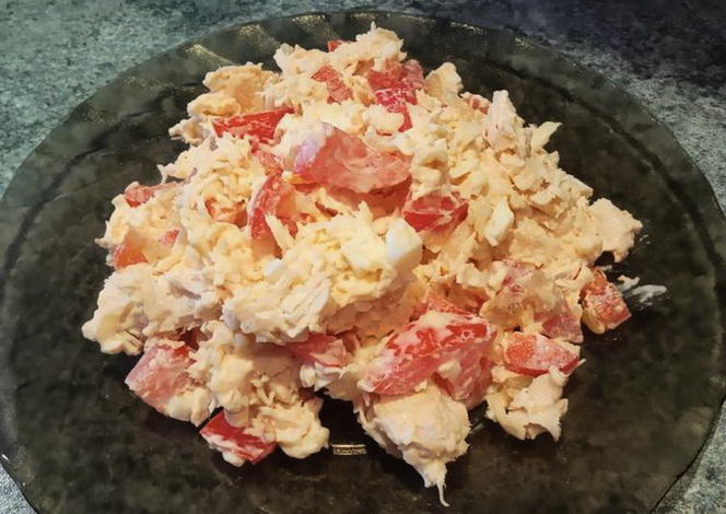 Hühnchen-Käse-Ei-Paprika-Salat
