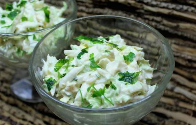 Insalata di pollo, formaggio, uova e cavolo cinese