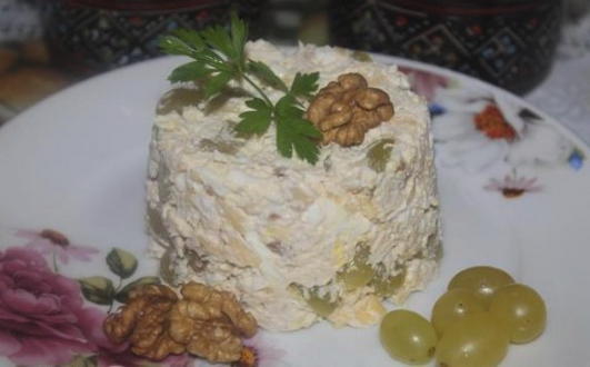 Salat mit Hühnchen, Käse, Ei und Trauben