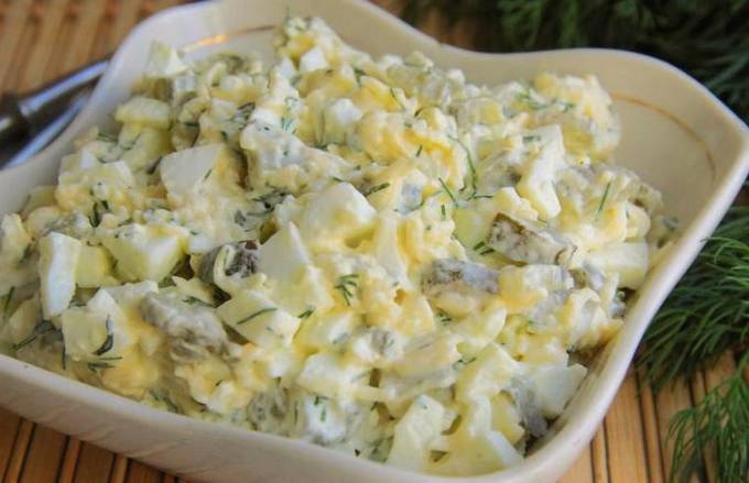 Salat mit Hühnchen, Käse, Ei und eingelegter Gurke