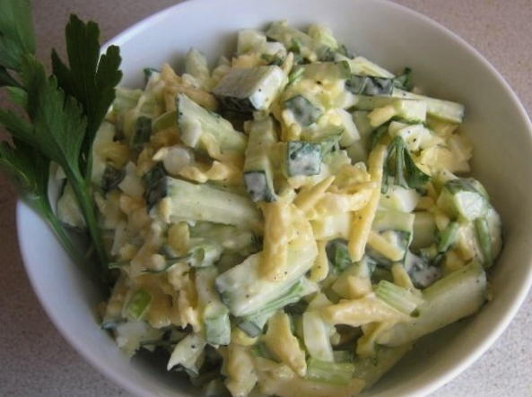 Sallad med kyckling, ost, ägg, gurka och majonnäs