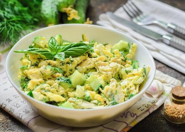 Hühnchen-Käse-Ei-Gurken-Salat