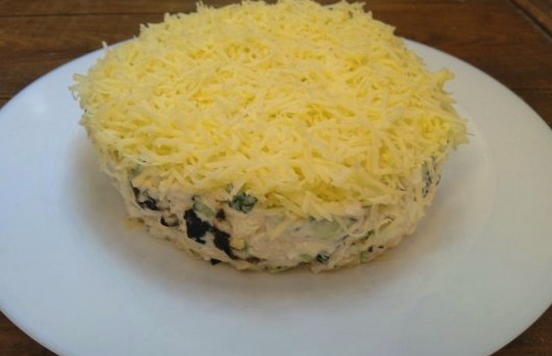 Salat mit Hühnchen, Käse, Ei, Gurke und Pflaumen