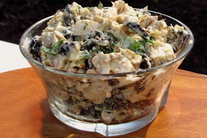 Hühnchen-Käse-Ei-Pflaumen-Salat