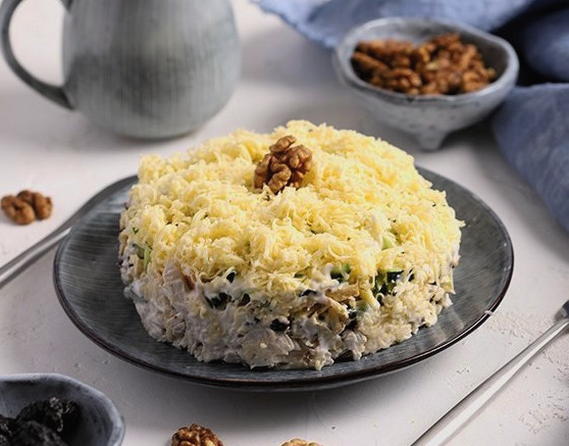 Lisnata salata s piletinom, sirom, suhim šljivama i orasima