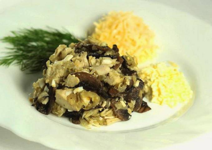 Insalata con pollo, formaggio, noci e prugne