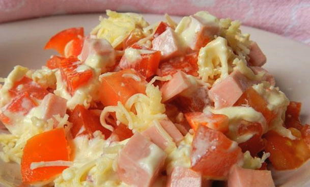 Hühnchen-, Käse-, Tomaten- und Schinkensalat