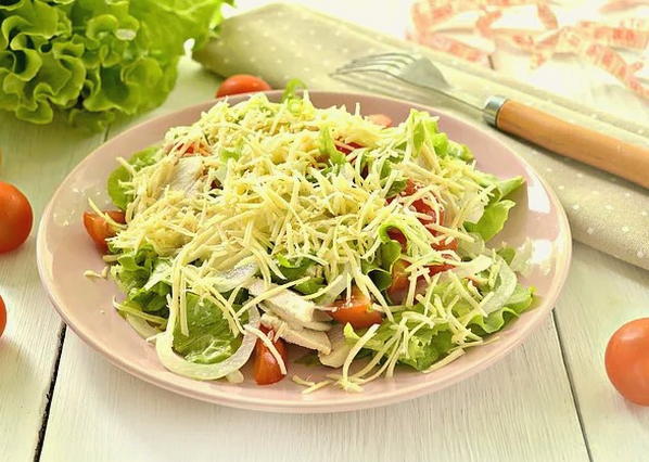 Insalata con pollo, formaggio, pomodori e lattuga