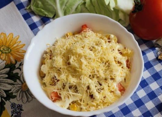 Salata od piletine, sira, rajčice i kukuruza