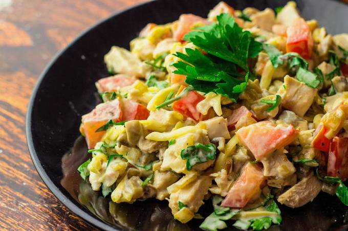 Salat mit Hühnchen, Käse, Tomaten und Mayonnaise