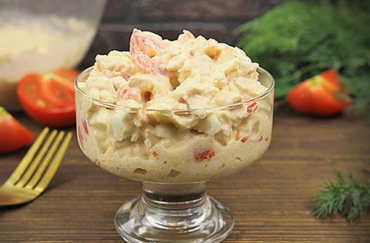 Insalata di pollo, formaggio, pomodoro e aglio
