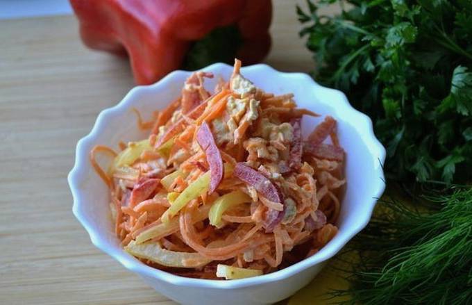 Salat mit Hühnchen, koreanischen Karotten, Paprika und Tomaten