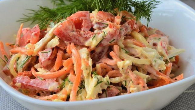 Salat mit Hühnchen, Karotten, Paprika und Zwiebeln