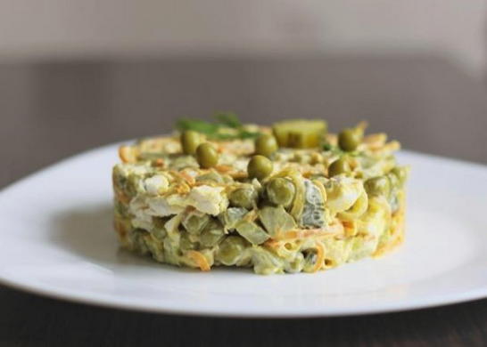 Hühnchen-, Karotten- und Erbsensalat
